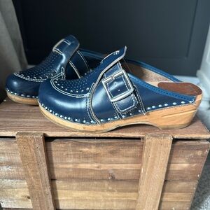 Made in Sweden- Bastad Original Vintage Navy Leather Clogs Buckle cutout detail